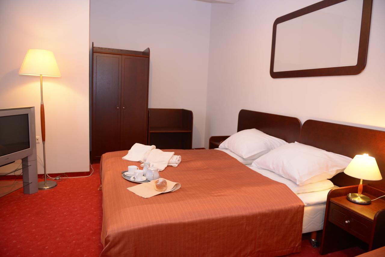 Hotel Pod Debami Terespol Exteriér fotografie