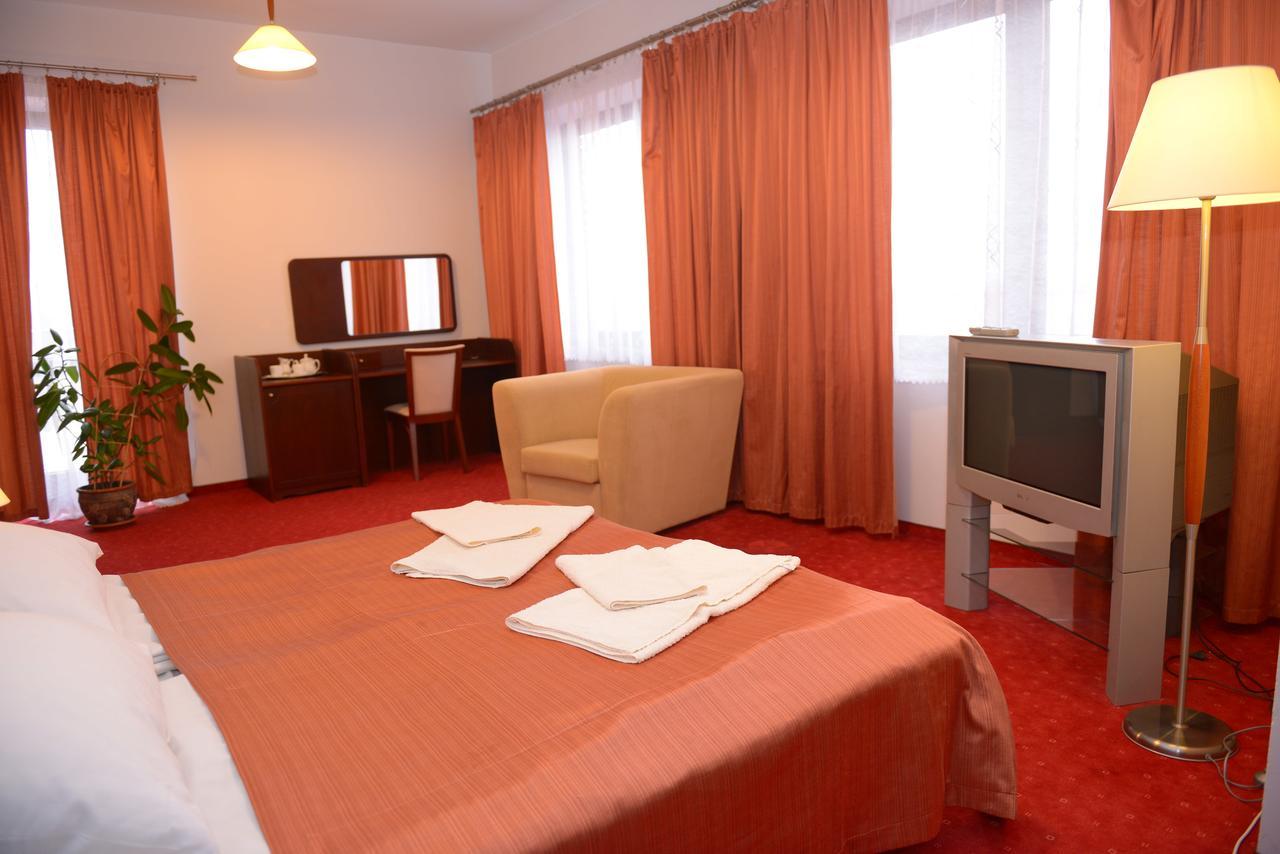 Hotel Pod Debami Terespol Exteriér fotografie